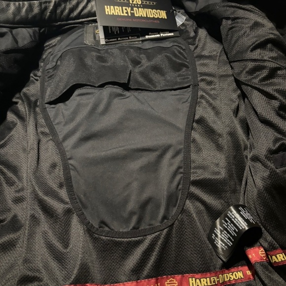 Harley Davidson 120th Anniversary Nostalgia
Triple Vent Women's Leather Jacket - Picture 10 of 15